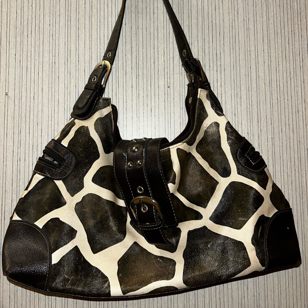 Elegant Giraffe Print Shoulder Bag with Black Accents